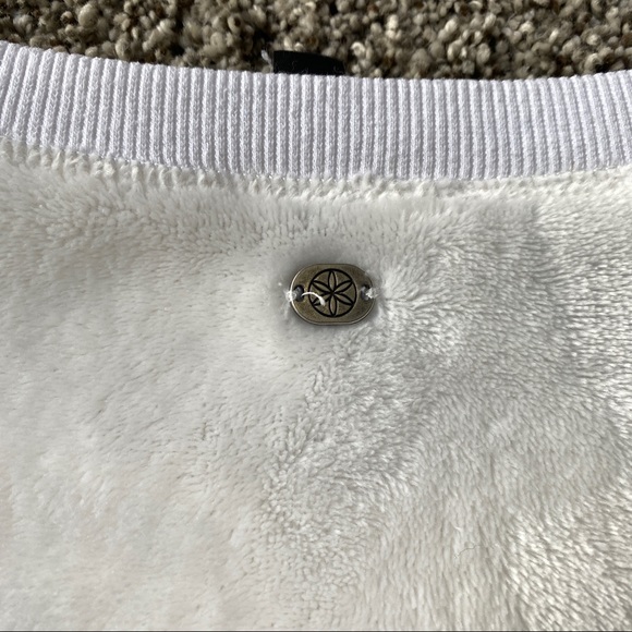 Gaiam Women's White/cream Plush Sweatshirt fuzzy soft pullover sweater size L - Picture 6 of 10